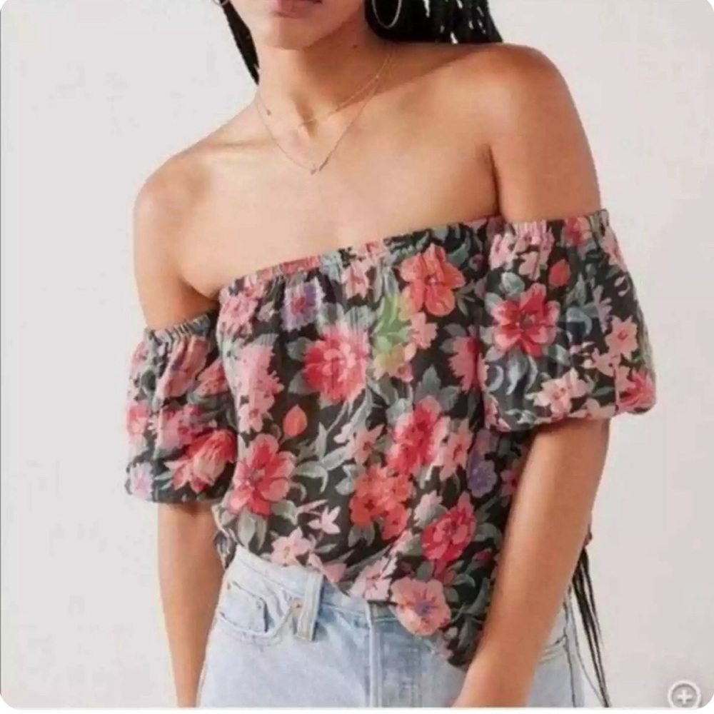 Kimchi blue sz Med floral off shoulder top.